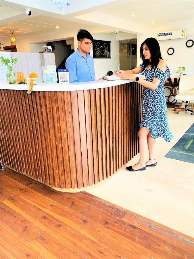 Lime Tree Hotel Pulkit Gurgaon-Artemis Hospital, Nearest Metro Huda City Centre Exterior photo